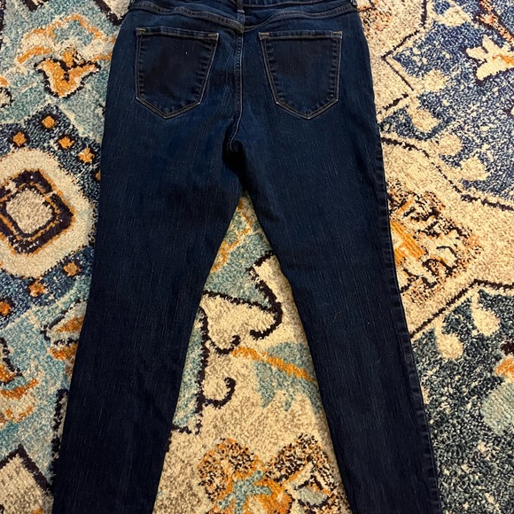 Old Navy Curvy Profile Jeans - Picture 4 of 6